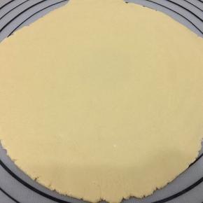 然后把面团用擀面杖擀成适当的面片
