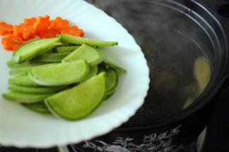 加入萝卜和胡萝卜