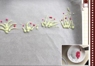 拿一点点牛奶蛋糕糊加入红色粉。在烤盘上铺油纸，用裱花袋在纸上挤出菠菜蛋糕糊的叶子和红色的小花。放入烤箱烤1分钟。