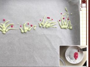 拿一点点牛奶蛋糕糊加入红色粉。在烤盘上铺油纸，用裱花袋在纸上挤出菠菜蛋糕糊的叶子和红色的小花。放入烤箱烤1分钟。