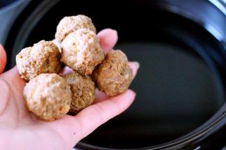 砂锅里面加入适量清水、把炸好的牛肉丸子倒入锅中