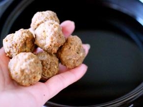 砂锅里面加入适量清水、把炸好的牛肉丸子倒入锅中