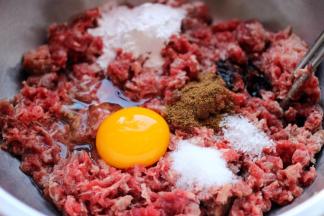 打入一个鸡蛋、加入味精和木薯淀粉、老抽和适量的盐搅拌上劲