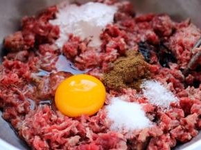 打入一个鸡蛋、加入味精和木薯淀粉、老抽和适量的盐搅拌上劲