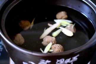 加入姜片和蒜苗段