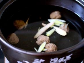 加入姜片和蒜苗段