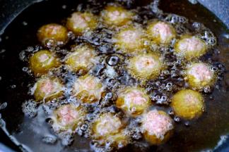 大火定型后转小火、炸至表面金黄色即可关火