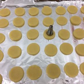 再用小的裱花嘴口，轻轻的在大圆圈中间印出小圆圈
