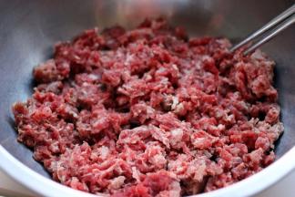 牛肉用刀剁成肉泥