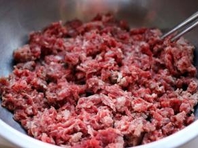 牛肉用刀剁成肉泥
