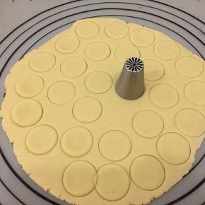 大号裱花嘴口印出一个个圆形
