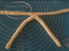 取两条如图摆放