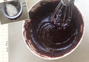 筛入高粉，拌匀。（此时已经很粘稠）