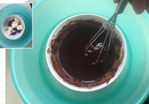 巧克力和黄油隔热水融化，加入细砂糖拌匀