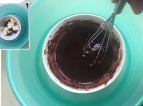 巧克力和黄油隔热水融化，加入细砂糖拌匀