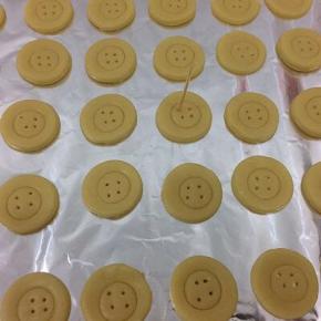 用牙签在小圆圈里印出四个对称的扣眼，然后放入提前预热好的烤箱中，中层170度烤15分钟
