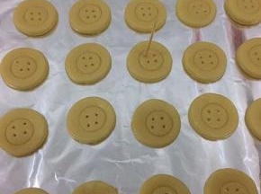 用牙签在小圆圈里印出四个对称的扣眼，然后放入提前预热好的烤箱中，中层170度烤15分钟
