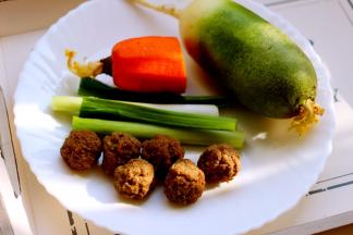 洗净萝卜、胡萝卜和蒜苗