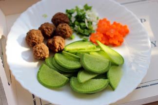 萝卜用刀切成薄片、胡萝卜用模具刻成花、蒜苗切成碎末