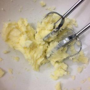 在用电动打蛋器搅拌均匀
