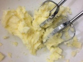 在用电动打蛋器搅拌均匀
