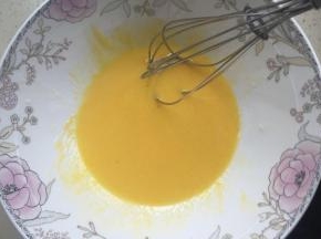 蛋黄分两个碗，两个两个打匀