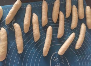 擀成椭圆形，卷成条状。松弛5分钟