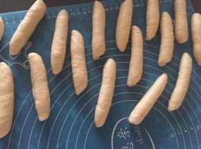 擀成椭圆形，卷成条状。松弛5分钟