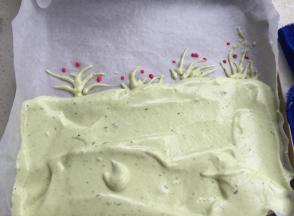 然后拿出，在草的下半部铺菠菜蛋糕糊