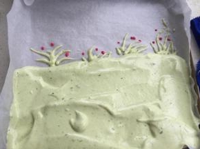 然后拿出，在草的下半部铺菠菜蛋糕糊