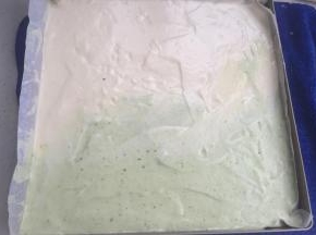 剩余的铺牛奶蛋糕糊。震一下，抹平。如烤箱再烤16分钟。