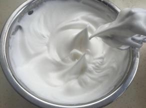 蛋清里放几滴白醋，60克糖分次加入打发，打发到拉起大弯钩（烤箱开始预热上下火170度）