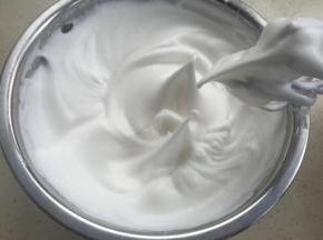 蛋清里放几滴白醋，60克糖分次加入打发，打发到拉起大弯钩（烤箱开始预热上下火170度）