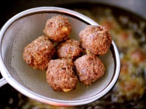 炸好的牛肉丸子捞出沥干油分备用