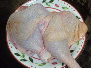 鸡边腿洗净，放入盘中