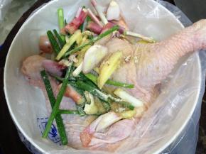 把鸡腿放入塑料袋，加葱、姜、洋葱、白胡椒粉、料酒