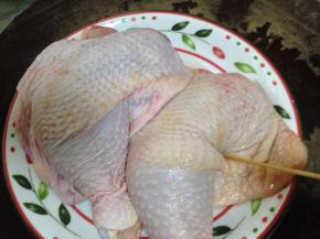 用竹签在鸡肉上扎孔，尽量的多以便进味