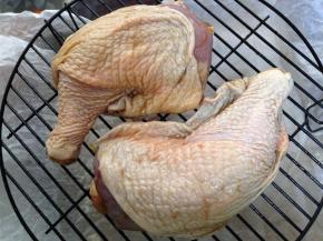 腌好的鸡腿取出，恢复室温，放入烤架（底下放烤盘，我垫了油纸，这样好清理）