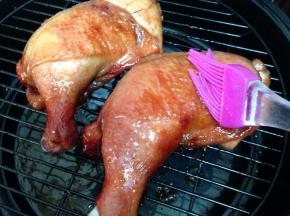 最后5分钟时在正面刷适量蜜汁直至结束