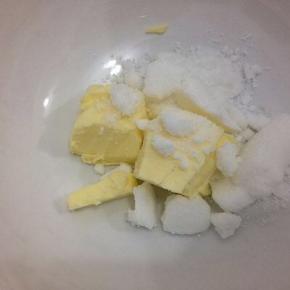 把黄油放入碗中，再把糖分倒入
