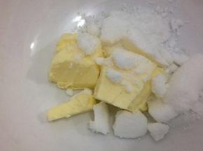 把黄油放入碗中，再把糖分倒入
