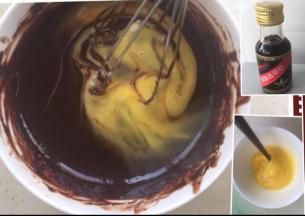 然后加入香草精和鸡蛋搅匀