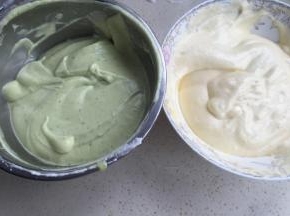 用一半蛋白和菠菜面糊拌匀，另一半蛋白和牛奶面糊拌匀。