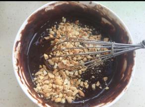 加入熟花生碎拌匀