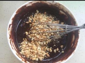 加入熟花生碎拌匀