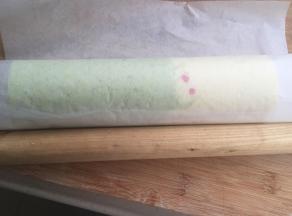 再拿个新油纸，卷起。