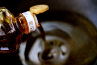 锅中倒入适量外婆乡小榨菜籽油