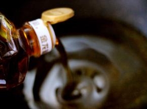 锅中倒入适量外婆乡小榨菜籽油