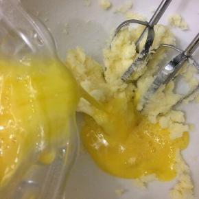 再倒入鸡蛋液，继续用电动打蛋器充分打匀
