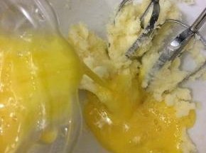 再倒入鸡蛋液，继续用电动打蛋器充分打匀
